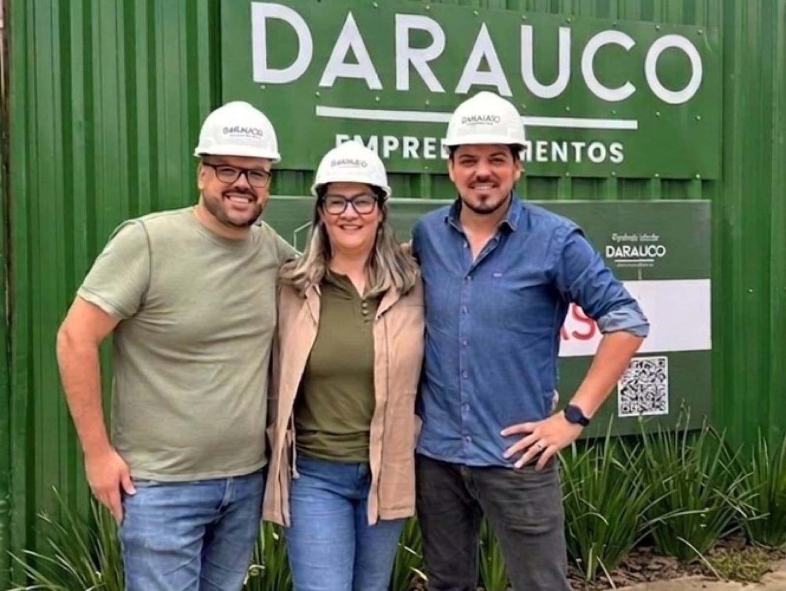 Caio, Kelly e Leandro, sócios da Darauco Empreendimentos, na obra